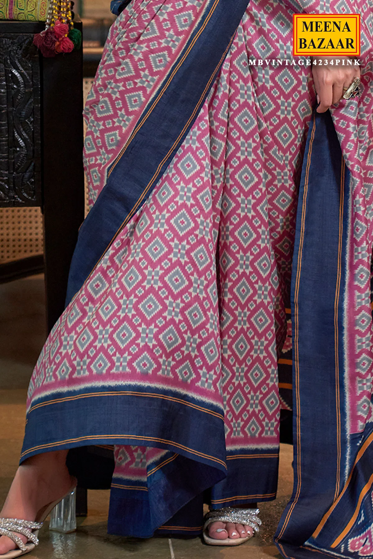 Pink Silk Saree with Navy Border – Vintage Patola Printed Designer Saree - Image 3
